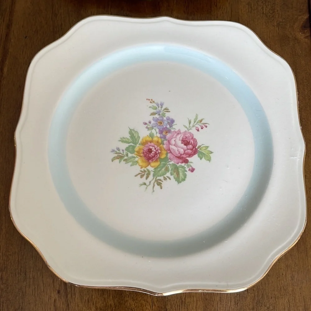 Vintage set Eggshell Nautilus 8” Square salad Plates Floral Bouquet Gold Trim.
